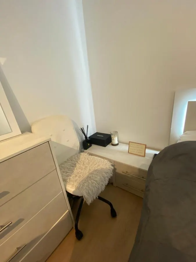 Chambre, Salle Sport, Grand Patio, Salle De Bain - Luxueux Appartement Idealement Localise Dans Le Centre De Bruxelles Belgium